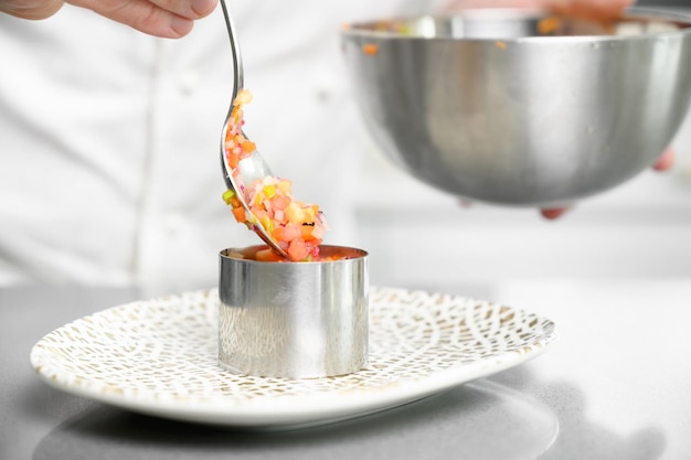 Kucharz przygotowuje sos