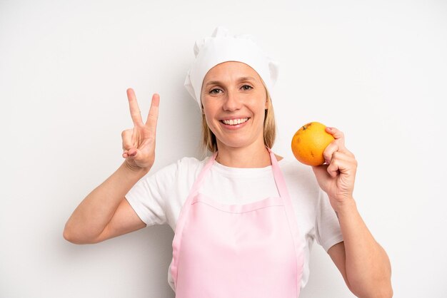 Uśmiechnięty uczestnik warsztatów kulinarnych